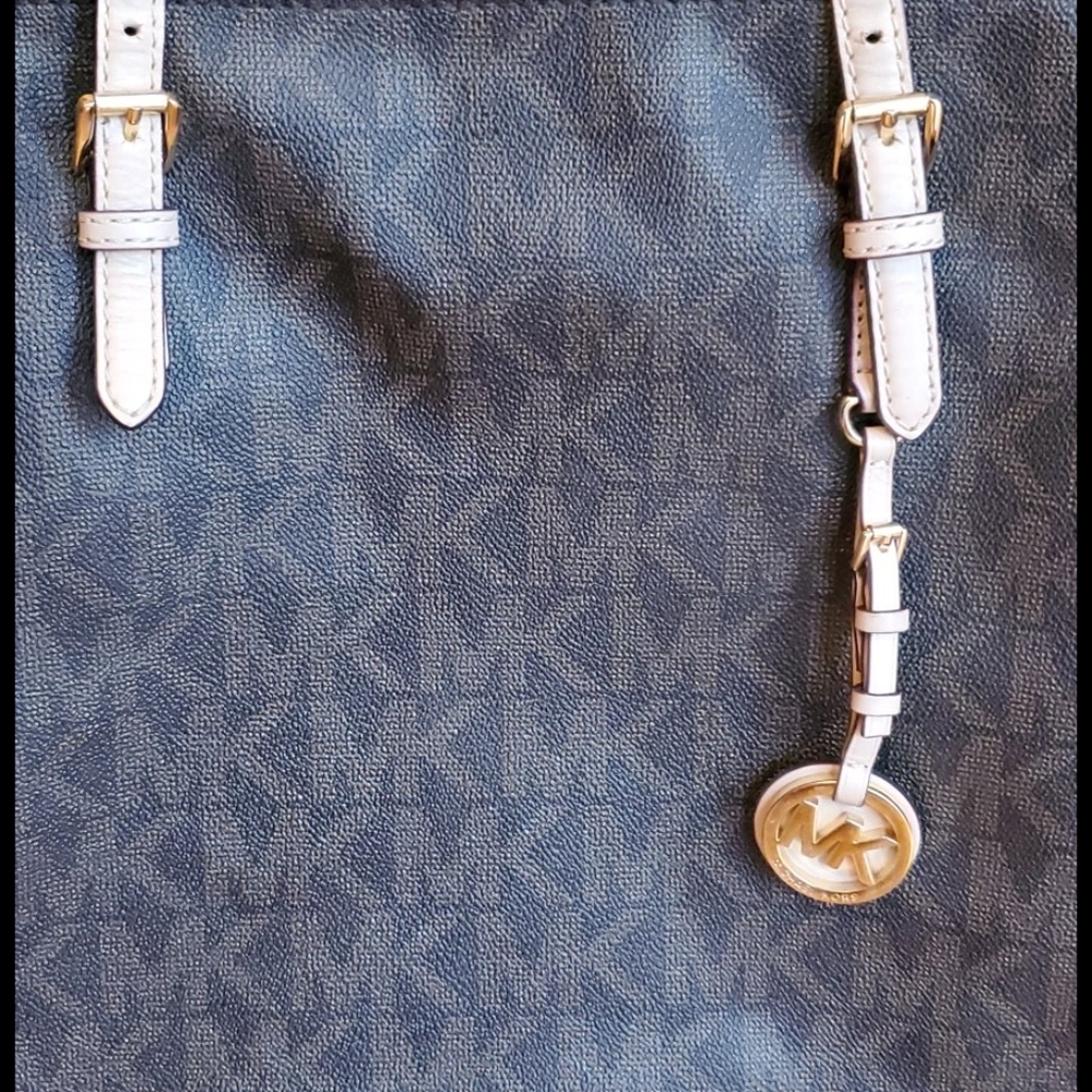 Michael Kors Jet Set Signature Tote - Picture 2 of 16